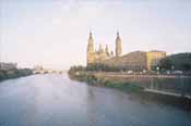 Fotograf�a del Ebro con la Bas�lica del Pilar de fondo.