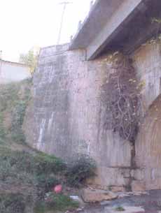 Fotografa de estribo de margen derecha del ro Huerva aguas abajo del puente del canal y estructura de hormign armado a desmontar.