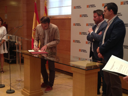 Imagen de la firma del convenio