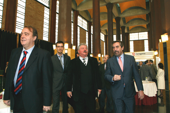 Juan Alberto Belloch con otros dirigentes